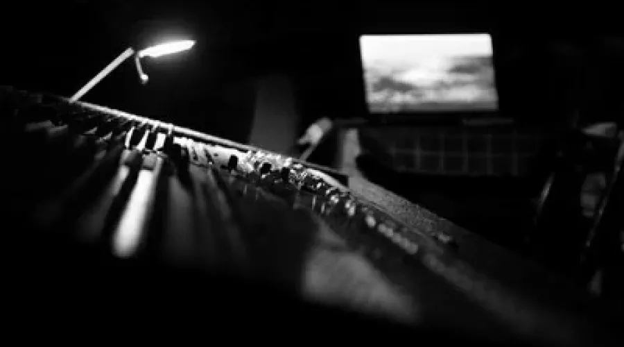 Black and white computer music keyboard